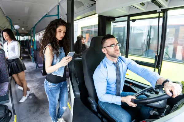 Busfahrer am Steuer, Fahrgäste steigen ein