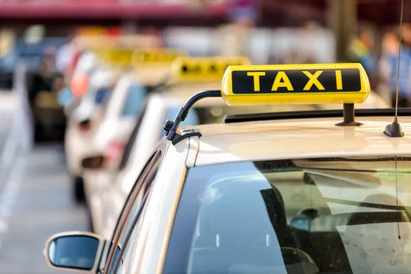 Taxis mit Dachzeichen in einer Reihe